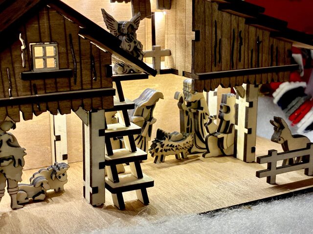 Crèche de Noël en bois bi-colore avec LED